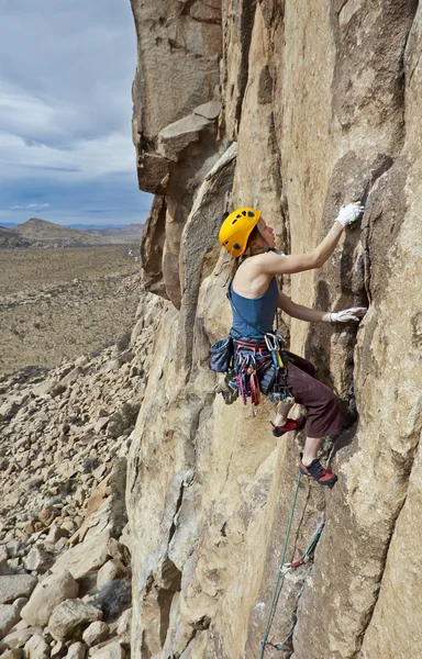 Bergsteigerin klammert sich an Klippe. — Stockfoto