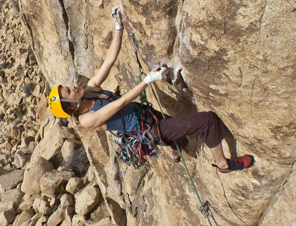 Kvinnliga rock klättrare fast vid en klippa. — Stockfoto