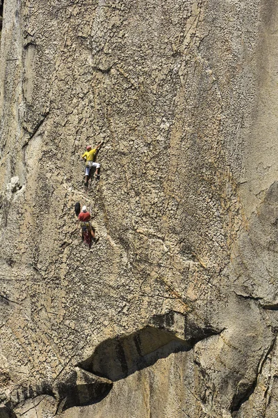 Tema de escaladores que ascienden por una escarpada roca — Foto de Stock