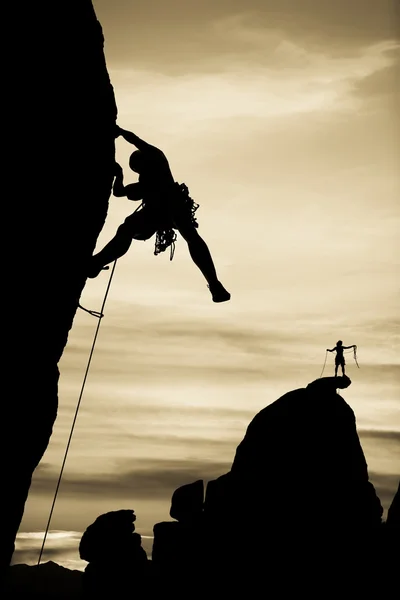 Bergsteiger in der Silhouette. — Stockfoto