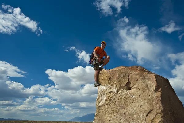 Ροκ ορειβάτης που πλησιάζει τη σύνοδο κορυφής. — Φωτογραφία Αρχείου