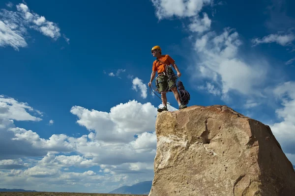 Rock klimmer bijna de top. — Stockfoto