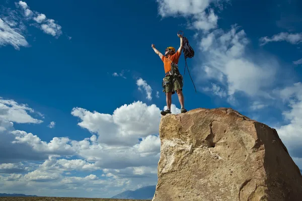 Rock climber närmar sig toppen. — Stockfoto
