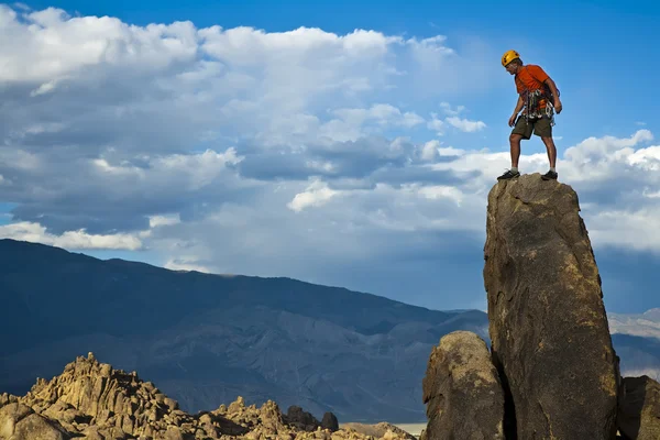 Horolezec blíží summit. — Stock fotografie