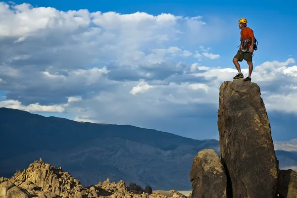 Bergsteiger nähert sich dem Gipfel. — Stockfoto