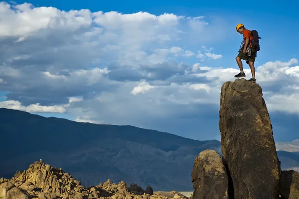 Alpinista se aproximando do cume . — Fotografia de Stock