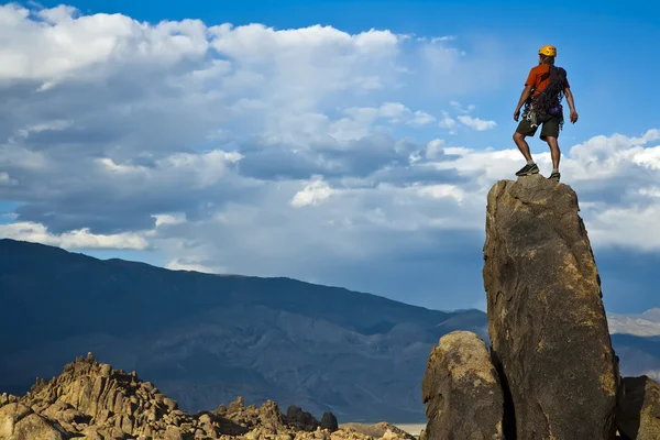 Szikla mászó közeledik a csúcstalálkozó. — Stock Fotó