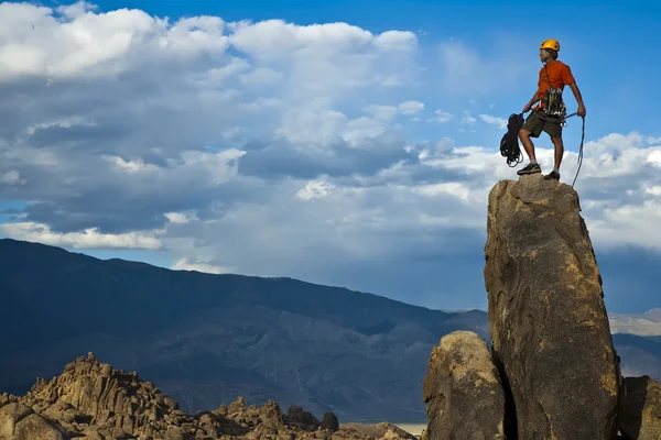 Rock climber närmar sig toppen. — Stockfoto