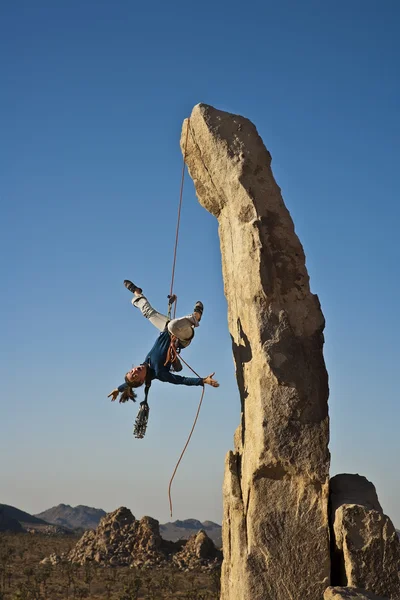 Female rock climber falling. — Stock Photo, Image