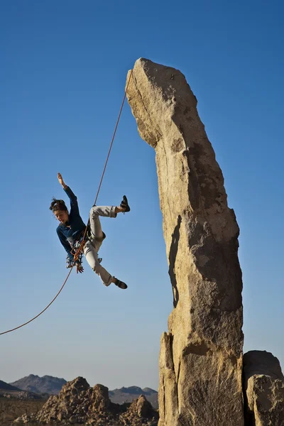Kvinnliga rock klättrare faller. — Stockfoto