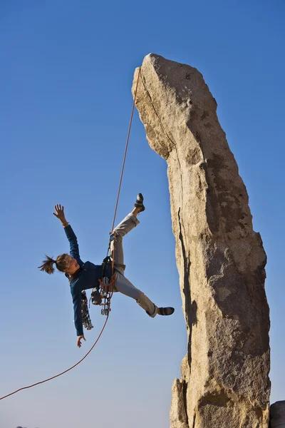 Vrouwelijke rock klimmer die vallen. — Stockfoto