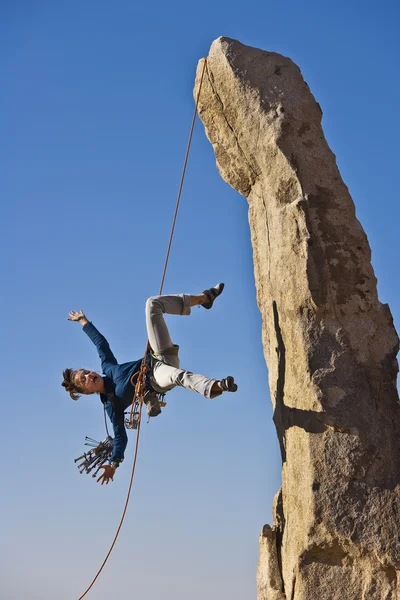 Kvinnliga rock klättrare faller. — Stockfoto