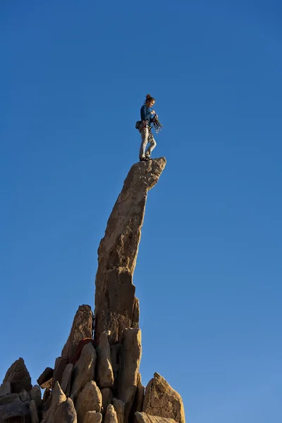 Mujer escaladora llegando a la cima . —  Fotos de Stock