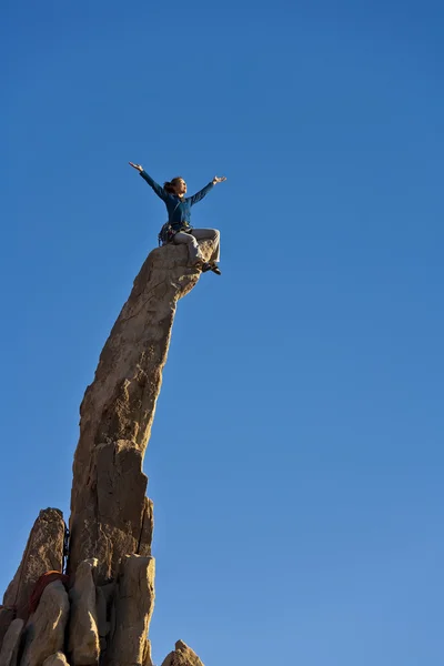 Mujer escaladora llegando a la cima . — Foto de Stock