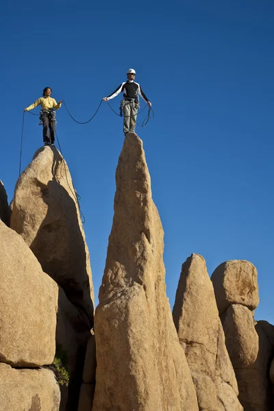 Team van klimmers bereiken de top. — Stockfoto