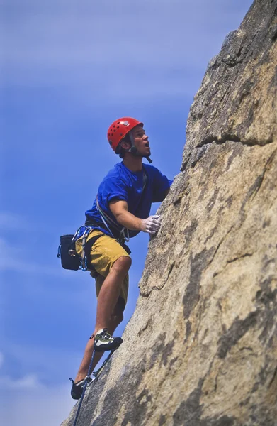 Bergsteiger geht es an. — Stockfoto