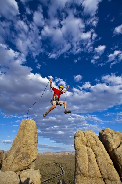 ジャンプ ギャップ間での登山家. — ストック写真