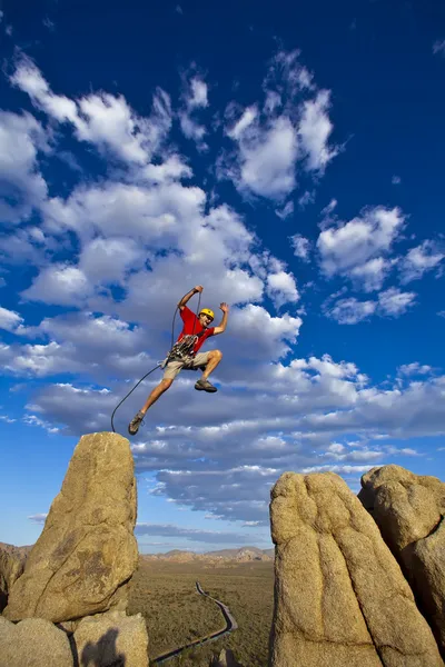 Klättrare hoppa över klyftan. — Stockfoto