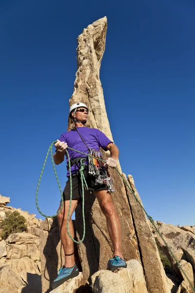 Manliga rock klättrare på toppmötet. — Stockfoto