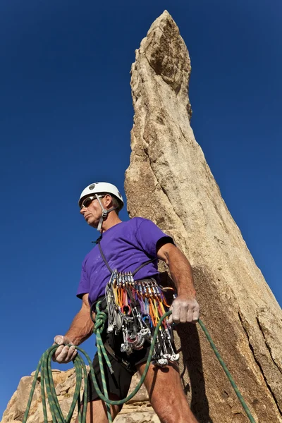 Manliga rock klättrare på toppmötet. — Stockfoto