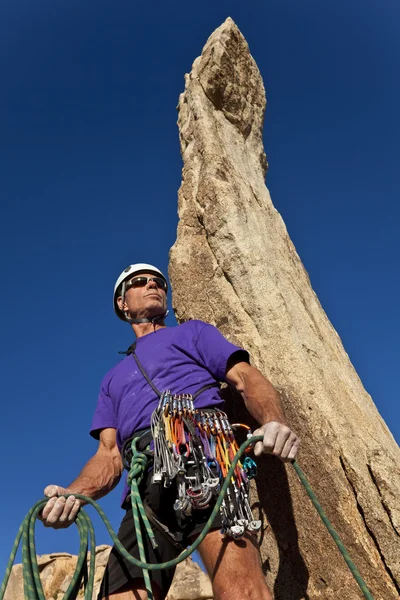 Muž horolezec na vrcholu. — Stock fotografie