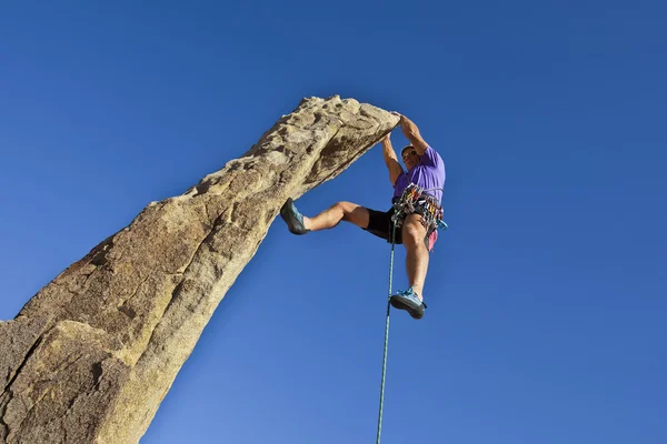 Manliga rock klättrare. — Stockfoto