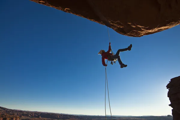 Escalador de rocas rappel . — Foto de Stock