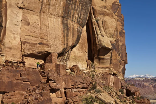 Wanderer erkundet uraltes Anasazi-Klippenhaus. — Stockfoto