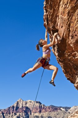 bir uçurum için sıkı bir kadın dağcı.