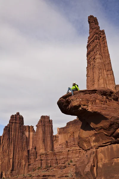 Escursionista sulla cima . — Foto Stock