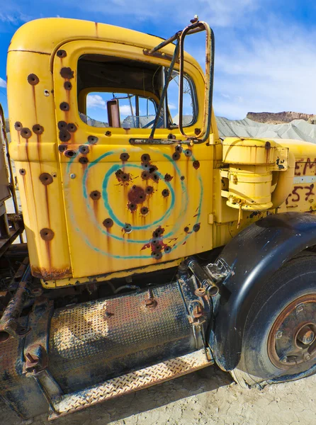 Kogelgaten in oude vrachtwagen. — Stockfoto