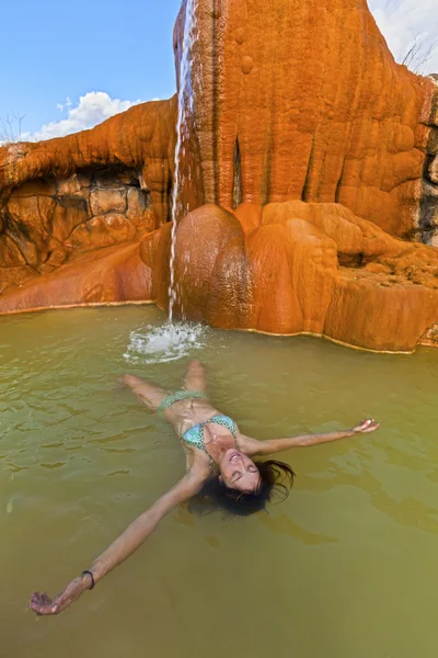 Mujer joven relajándose en una piscina termal . —  Fotos de Stock