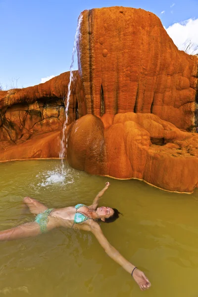 Mladá žena relaxaci v bazénu hotspring. — Stock fotografie