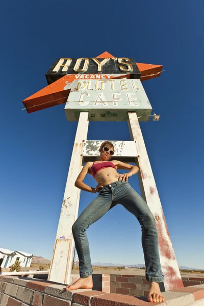 Young woman posing at rest stop. — Stock Photo, Image
