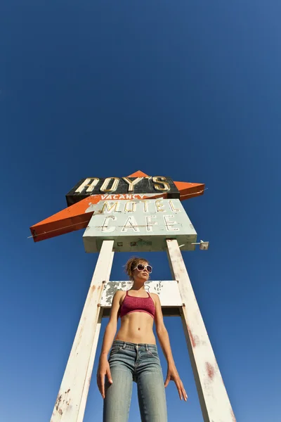 Ung kvinna poserar på rastplats. — Stockfoto