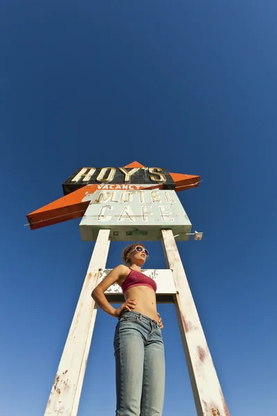 Young woman posing at rest stop. — Stock Photo, Image