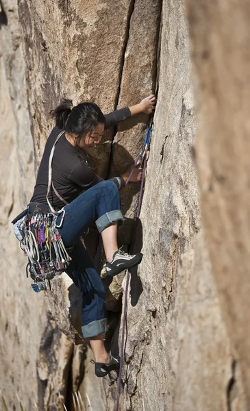 Female rock climber. — Stock Photo, Image