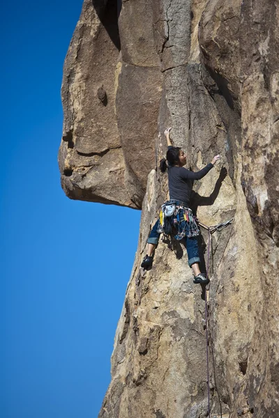 女性攀岩. — 图库照片