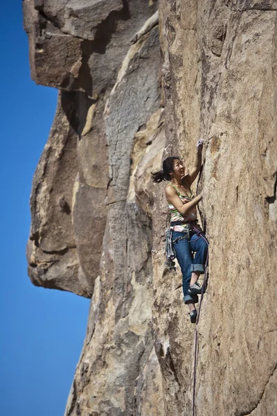Femme grimpeuse . — Photo