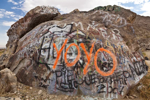 Graffiti gedekt boulder. — Stockfoto