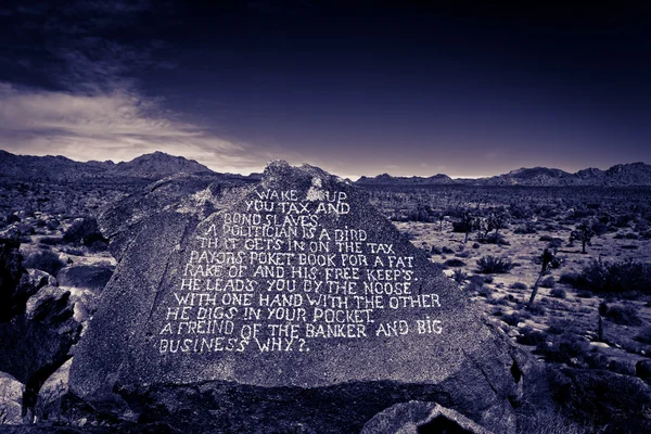 Μια παροιμία σμιλευμένο επάνω σε ένα βράχο στην έρημο. — Φωτογραφία Αρχείου