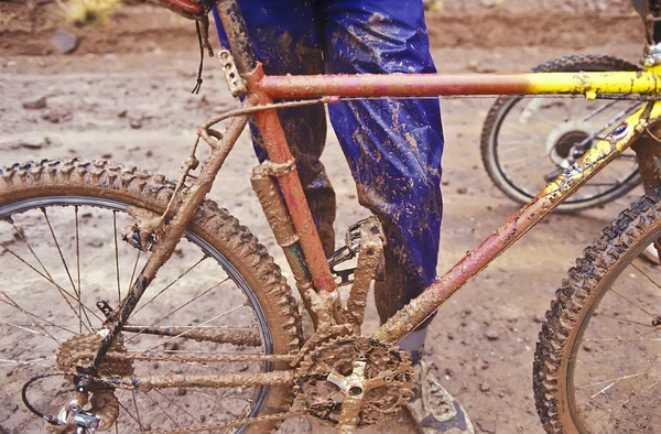 Muddy mountain bike and rider. — Stock Photo, Image