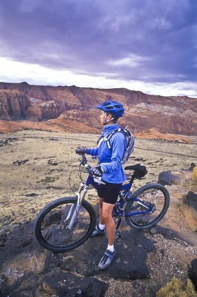 Female mountain biker. — Stock Photo, Image
