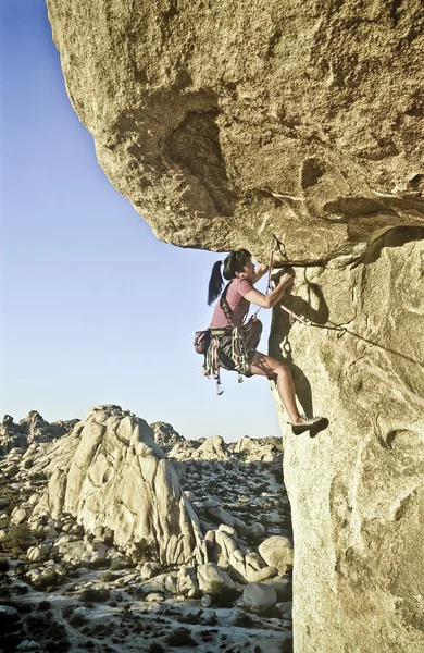 Horolezec na útesu. — Stock fotografie