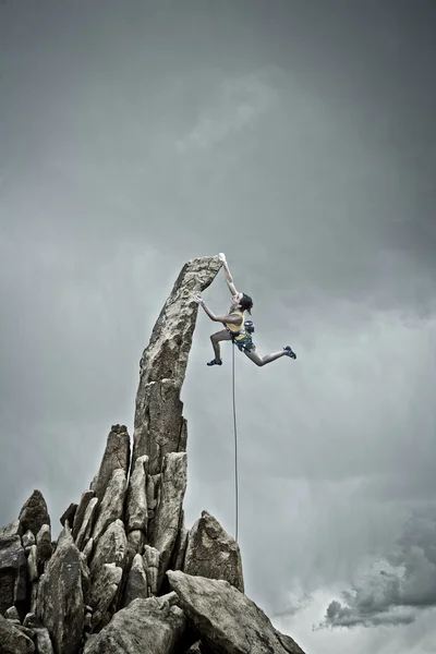 Kadın dağcı. — Stok fotoğraf