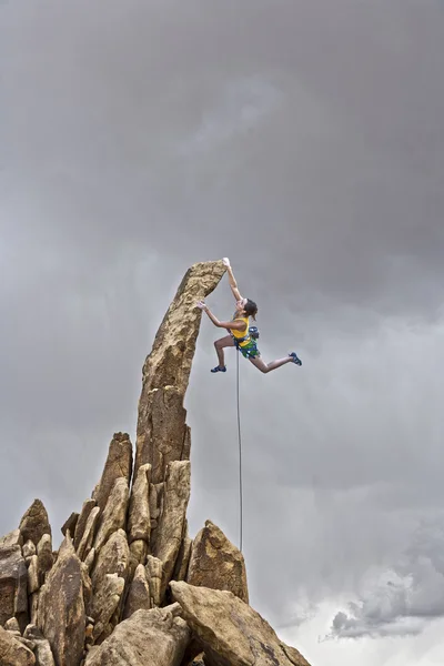 Vrouwelijke rock klimmer. — Stockfoto