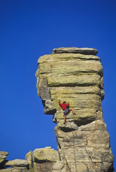Βράχο ορειβάτης σκαρφαλωμένο σε ένα βράχο. — Φωτογραφία Αρχείου