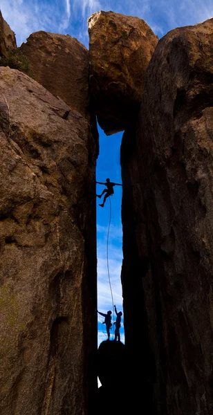 Une équipe d'alpinistes lutte sur une falaise escarpée . — Photo