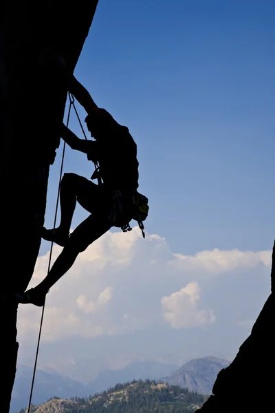 Rock climbing an overhanging face. — Stock Photo, Image
