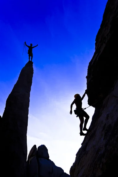 Csapat-a rock hegymászók a csúcs elérése. — Stock Fotó
